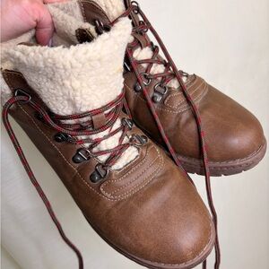 Avon cushion walk winter Sherpa lace up brown boots